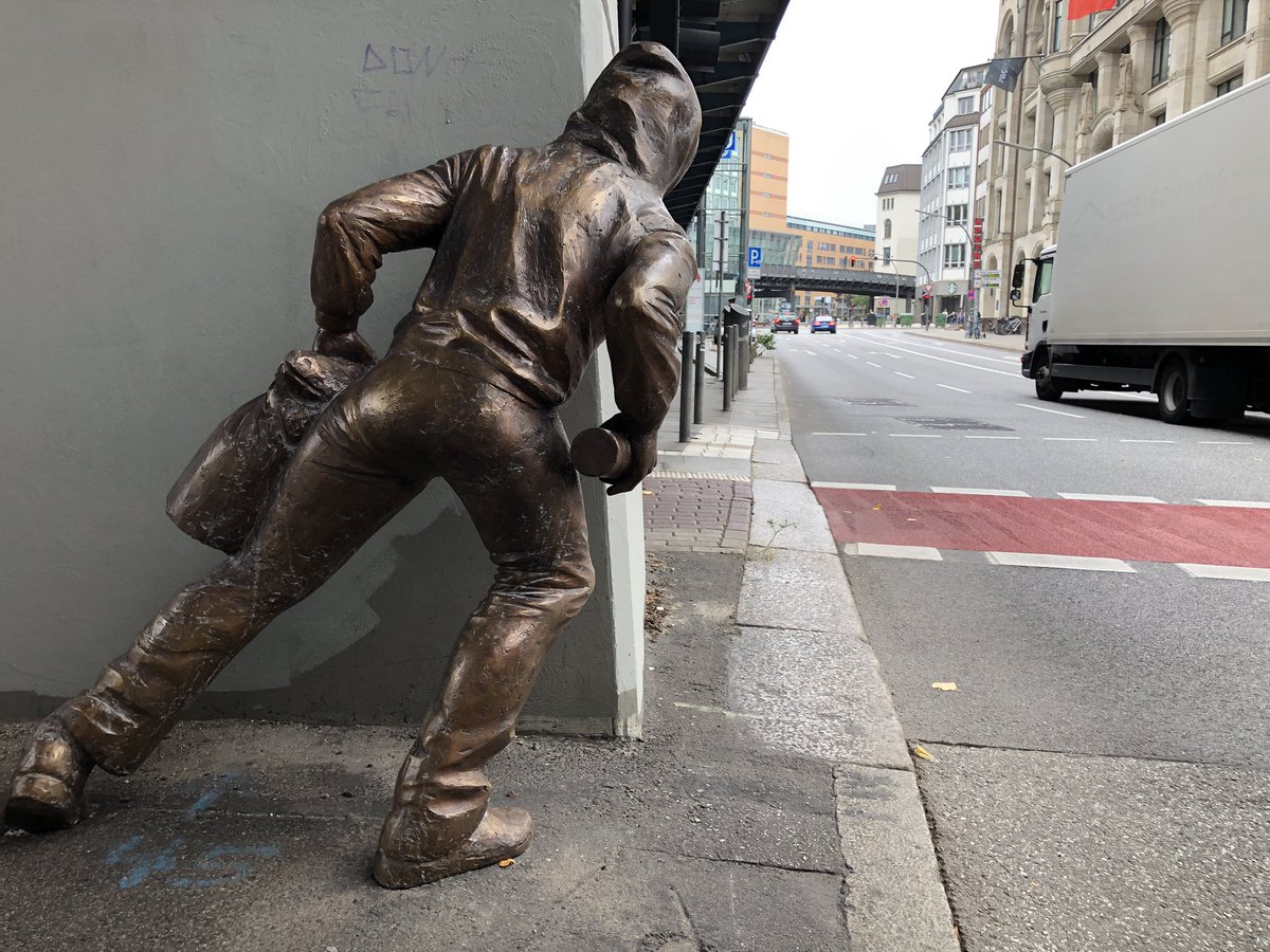 nic_ide's tweet photo. Neues #Kunstwerk plötzlich in #Hamburg aufgetaucht. Ob der kleine Graffiti Sprayer aus Bronze bleiben darf, hängt auch von seiner Standfestigkeit ab. Das Bezirksamt Mitte prüft noch und sucht seit heute den Künstler via Instagram. https://t.co/wXL6QkmMoi