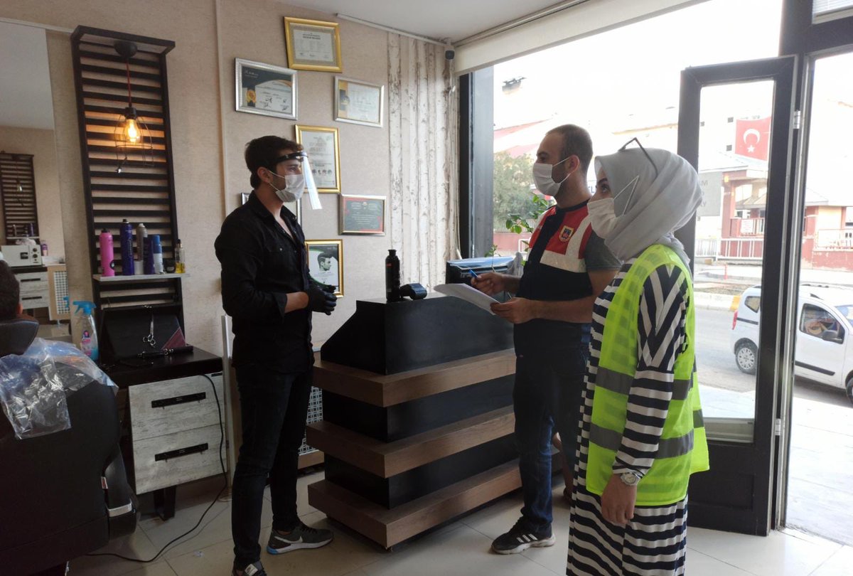 tcagrivaliligi's tweet photo. Koronavirüs ile mücadele kapsamında bugün;

1️⃣3️⃣1️⃣ personelin katılımıyla 5️⃣9️⃣4️⃣ iş yeri denetlenmiştir.

📌253 restoran,kafe, kıraathane
📌116 market,çay bahçesi,pazar yeri                        
📌71 kuaför,spor salonu
📌152 cami,konaklama yeri
📌2 nikah töreni

@suleymansoylu https://t.co/jbQKa59yym