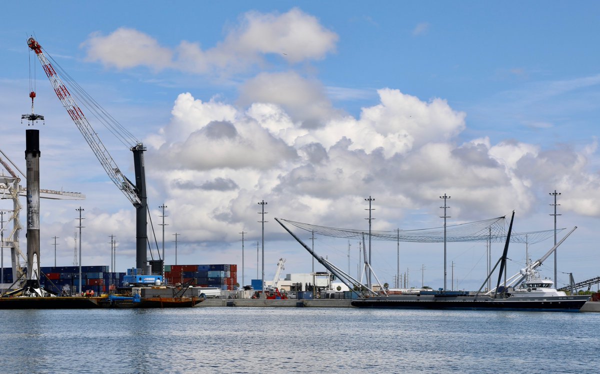 ken_kremer's tweet photo. Hoisting cap attachment by #spacex crane crew started roughly an hour ago to 2x flown #Falcon9 b1060 .2 but has paused now at noon ET today Sep 9 and then just completed 1220pm- beside #gomstree https://t.co/MdlCB9hFpw