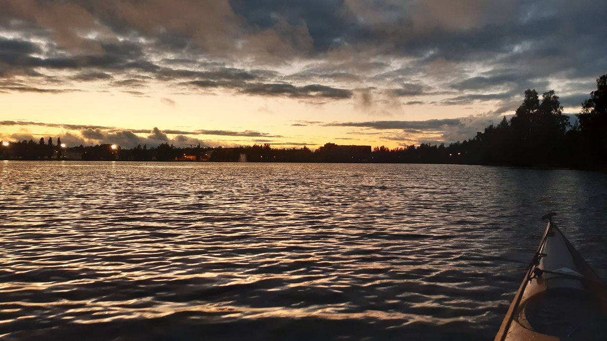 rruokone's tweet photo. @VesaVanninen Meloin eilen illalla kaksi kertaa #Vähäjärvi'n ympäri. #Vesirutto'a ja muuta kasvillisuutta (mm. #ulpukka'a) oli runsaasti lähempänä rantoja. Muutaman vuoden takaiseen edelliseen (souteluun) verrattuna huomattavasti enemmän. Vesi muuten hämärässä sinilevätöntä ja melko kirkasta. https://t.co/YDZFDR45d5
