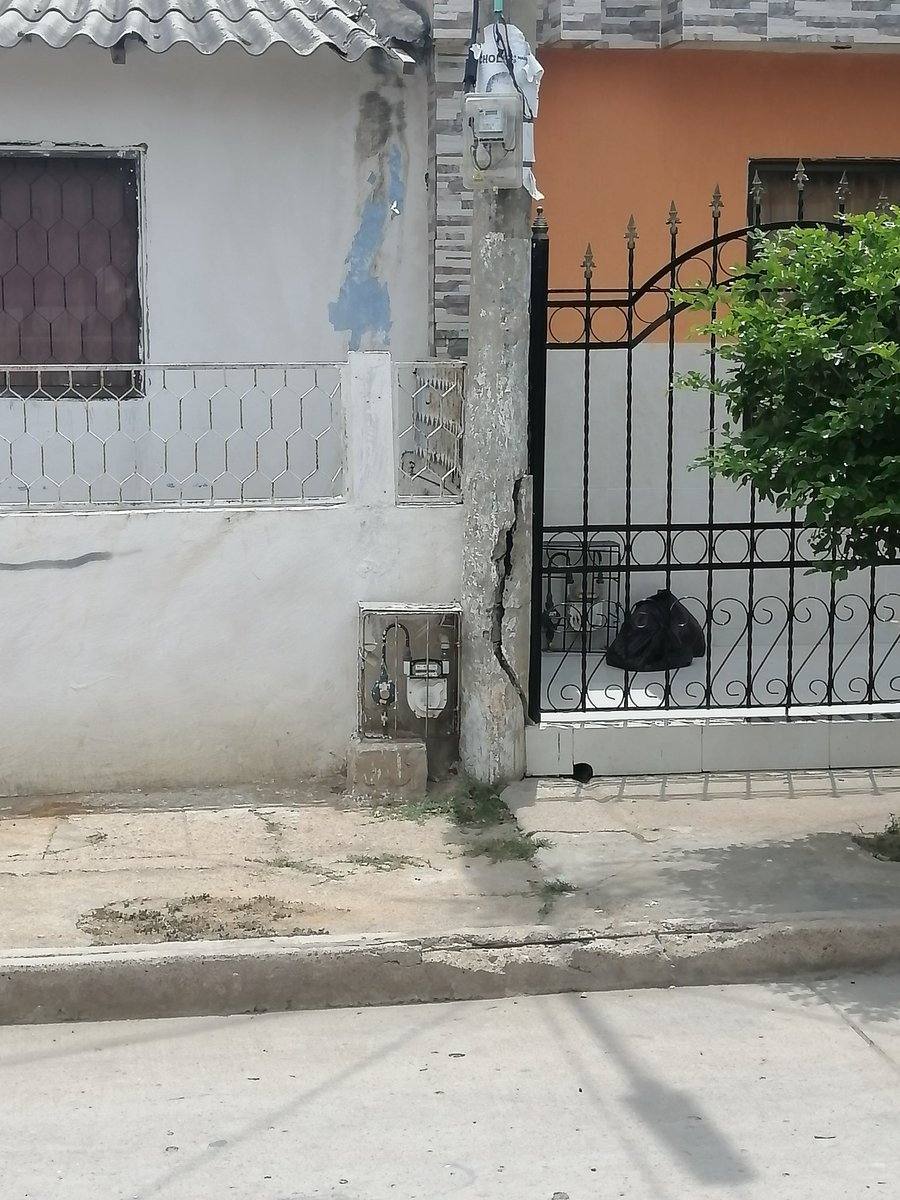 albarpinto's tweet photo. Desde Marzo recibimos comunicado queja 202020054281 de @ElectricaribeSA que en el mes de agosto solucionaban inconveniente con poste de energía eléctrica. Es septiembre y el poste a punto de caer y la empresa no ha hecho NADA @Superservicios #Maicao https://t.co/6ECSzAi0yL