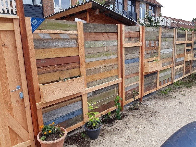 We hebben de 'circulaire schutting' gebouwd! Vol met hout dat een tweede leven krijgt. Samen met de gemeente #Nieuwegein en woningcorporatie #Mitros.