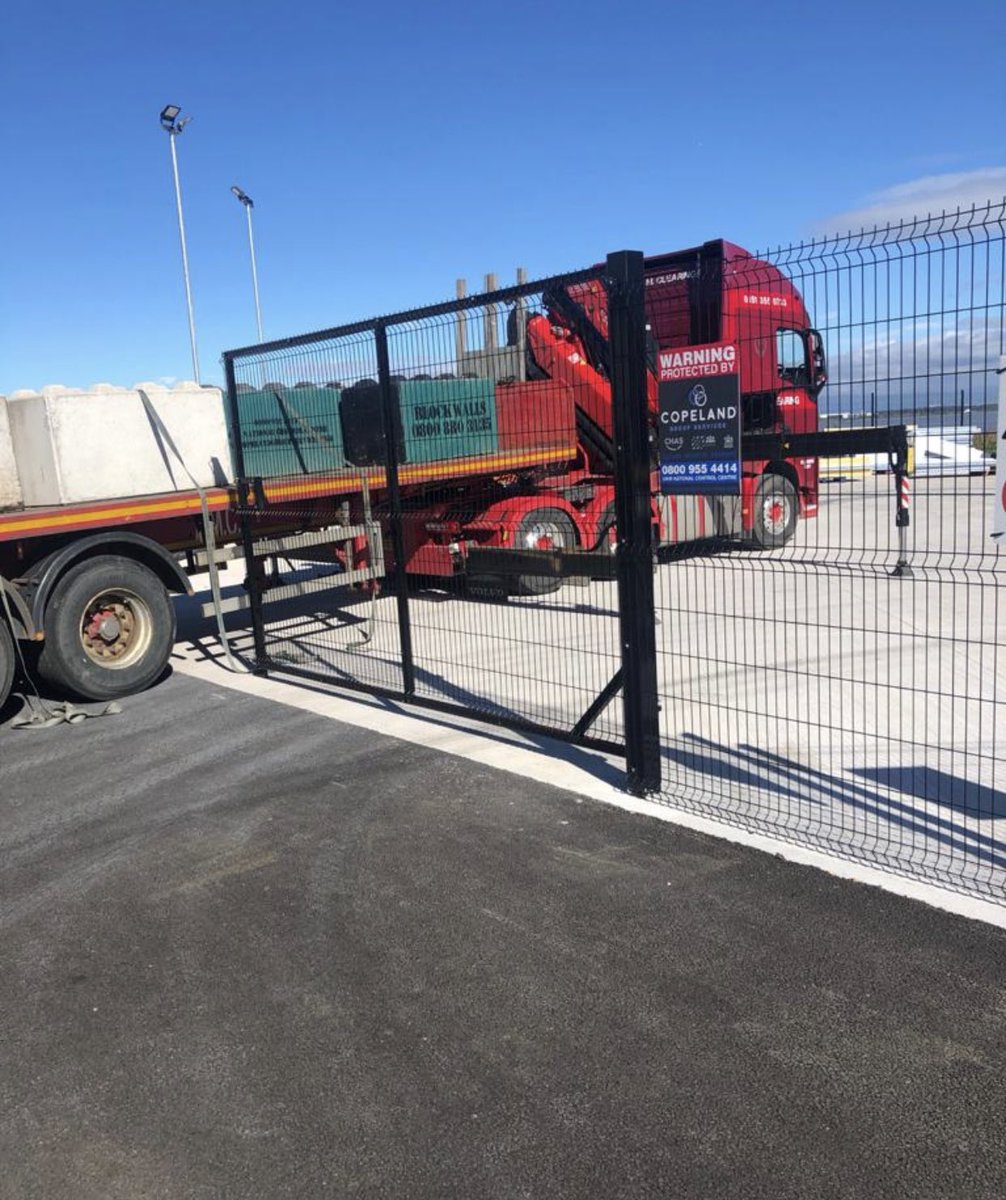Copeland_Group's tweet photo. We secured another large site today using our concrete blocks that are available for hire! This is the ultimate way to stop any unwanted visitors entering your site, backed by our 24Hr cctv monitoring service! For the ultimate site protection call 0800 955 4414 (24/7) #blockhire https://t.co/39ntyzsP1d