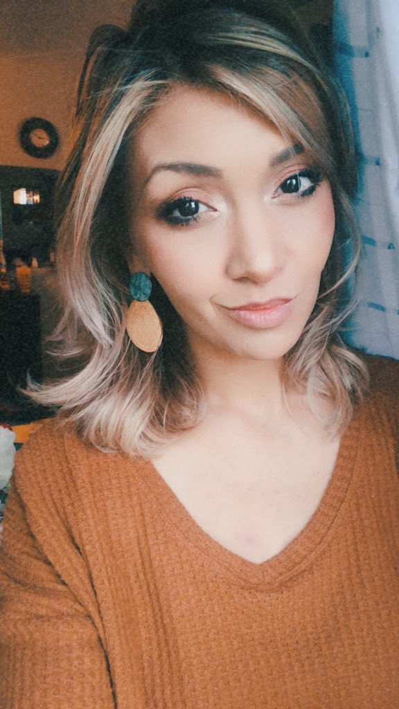 VaniaJean88's tweet photo. Loving this 🍂 weather! #sweaterweather #autumnperson https://t.co/ELi7pvwL7V