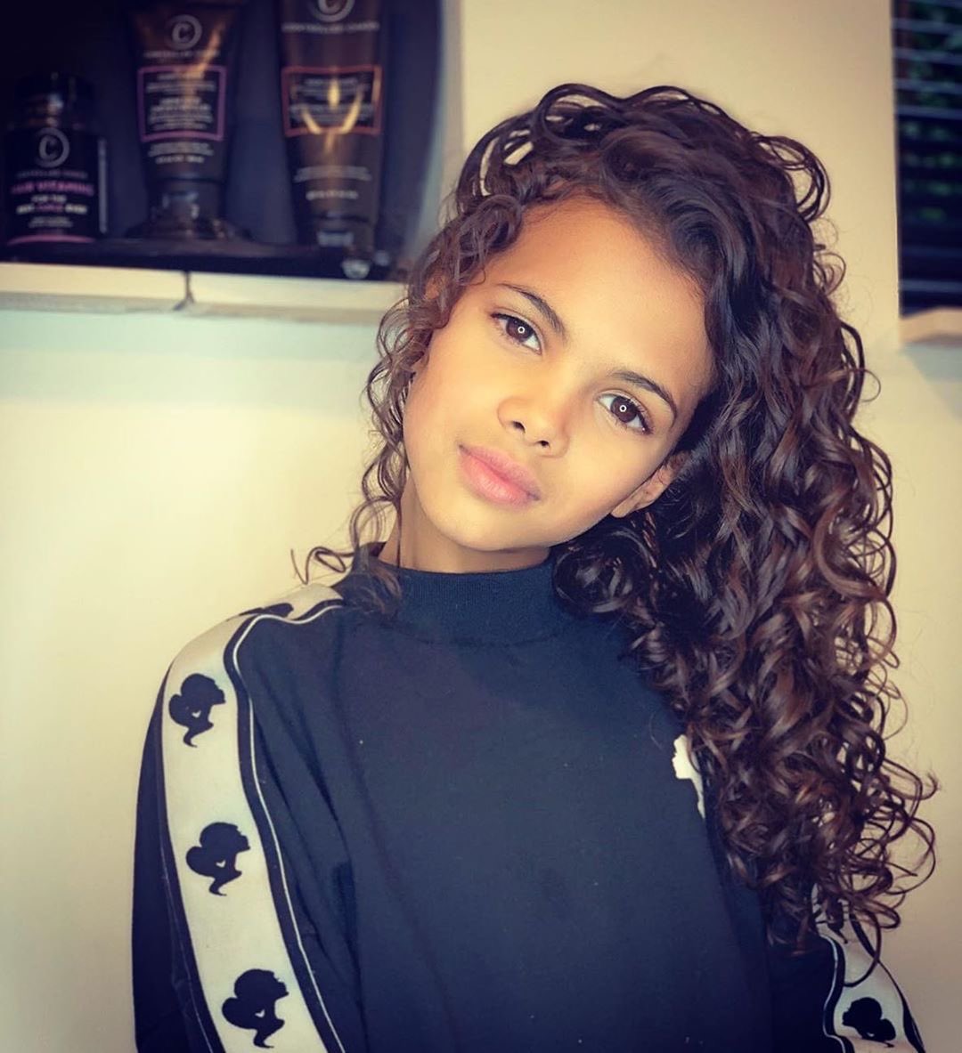 CChaosHair's tweet image. The cuteness, I CAN&apos;T! @jaliyahstyle is showing us that you&apos;re never too young for #beautifulcurls ! Take a cue from this precious babe and get your #bestcurlsever with #ControlledChaos ❤️❤️🥰