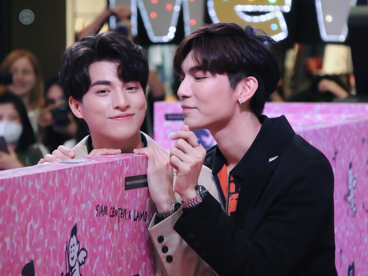 special tweet for this day bc we all agree this was one of his best looks. i applaud his stylist for styling him to perfection. the curled hair, the subtle tan eyeshadow, the pink lipgloss, and the contour reaally made him pretty. mew was lucky to take in the sight of it all 