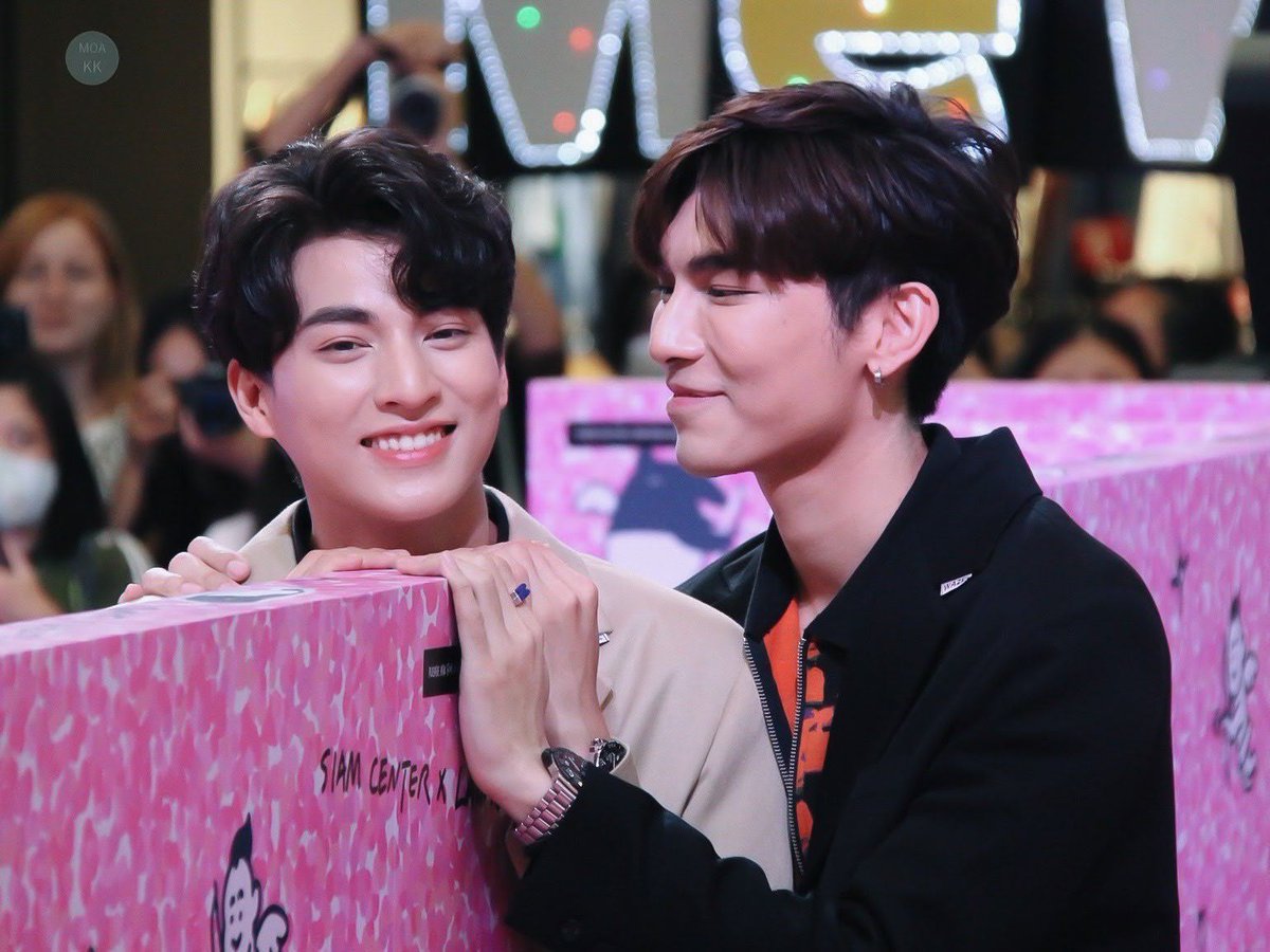 special tweet for this day bc we all agree this was one of his best looks. i applaud his stylist for styling him to perfection. the curled hair, the subtle tan eyeshadow, the pink lipgloss, and the contour reaally made him pretty. mew was lucky to take in the sight of it all 