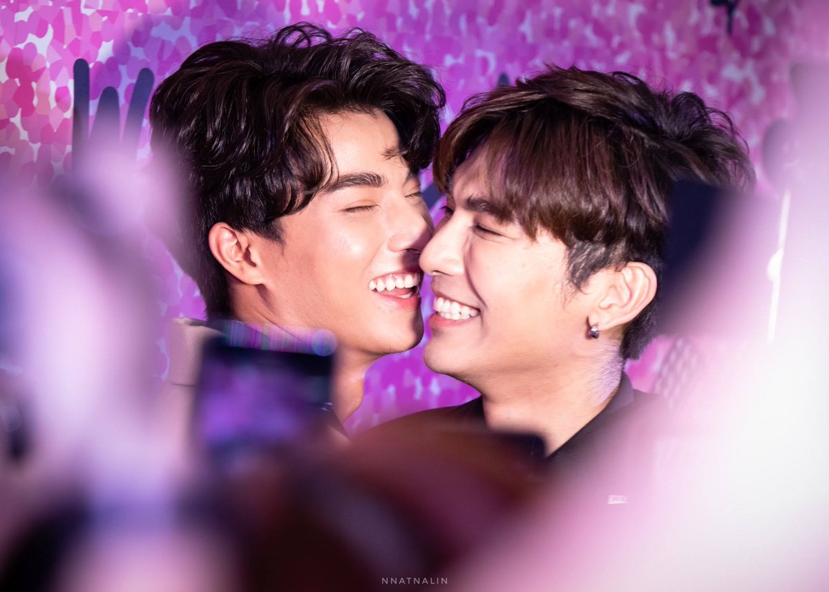 special tweet for this day bc we all agree this was one of his best looks. i applaud his stylist for styling him to perfection. the curled hair, the subtle tan eyeshadow, the pink lipgloss, and the contour reaally made him pretty. mew was lucky to take in the sight of it all 