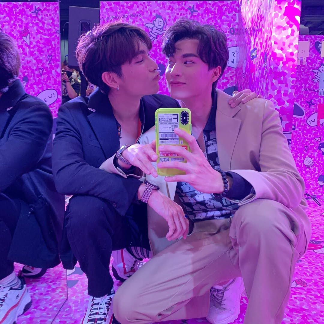 special tweet for this day bc we all agree this was one of his best looks. i applaud his stylist for styling him to perfection. the curled hair, the subtle tan eyeshadow, the pink lipgloss, and the contour reaally made him pretty. mew was lucky to take in the sight of it all 