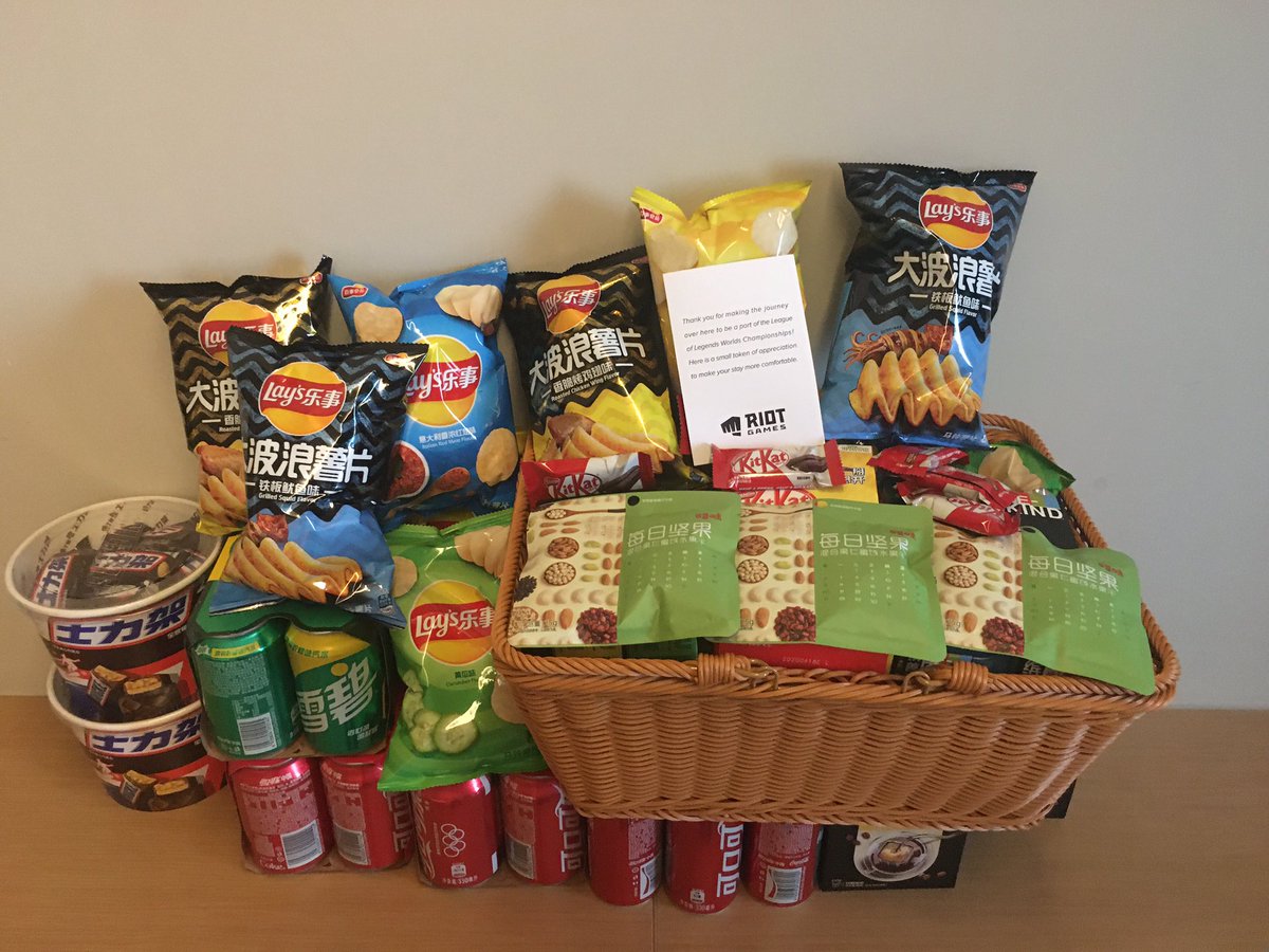 .<a href="/Carzzylol/">dj carzzy 🐁</a> and <a href="/OromeLoL/">BTXL Oromë</a> are gonna gain 10kgs after eating all this ._.