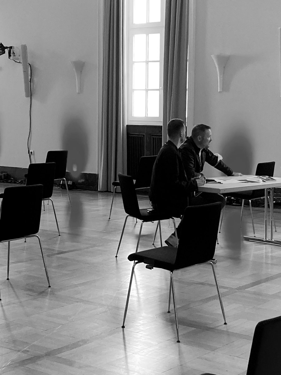 AB_Hornung's tweet photo. Gleich geht unserer Veranstaltung zum #Sprachprofiling los: L. #Martin & P. #Rottler stellen @mfk_nuernberg ihr Buch „Die geheimen Muster der Sprache“ vor und zeigen uns, wie man die Botschaften unserer Kommunikation entschlüsseln kann! Und jetzt ist erstmal das Fernsehen da 😎 https://t.co/KTFPK799WB