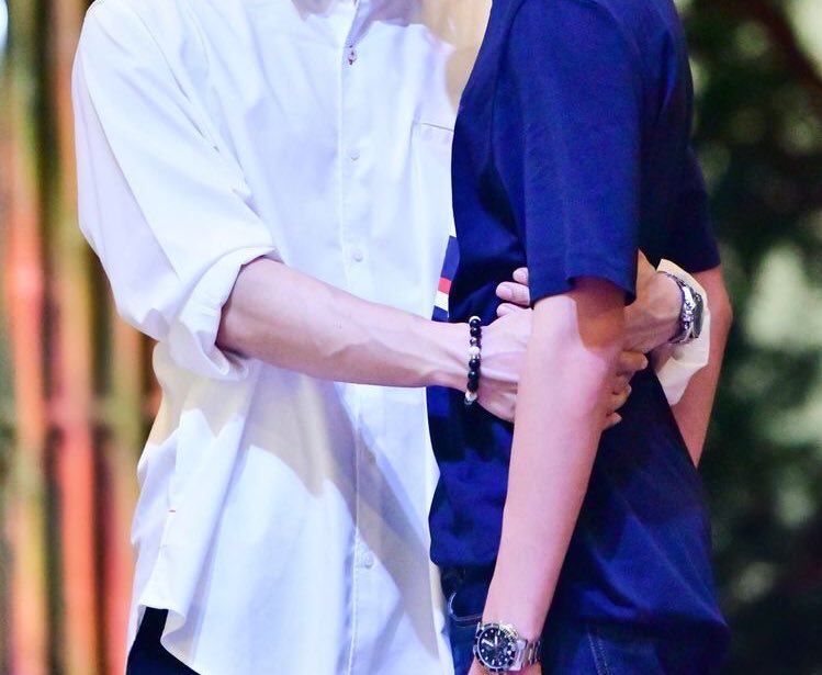 oh and how his s line??? especially whenever mew grabs his waist??? we can have a completely separate discussion on that. he knows he's got it and wants to show off <3