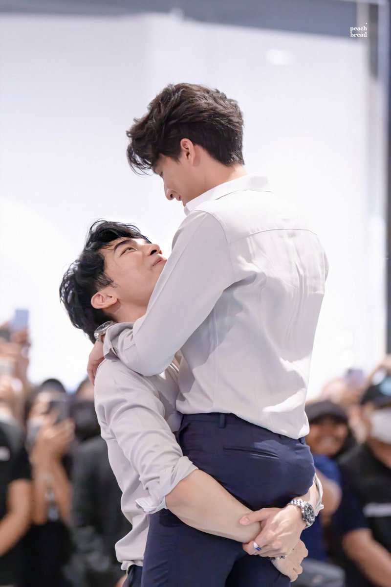 oh and how his s line??? especially whenever mew grabs his waist??? we can have a completely separate discussion on that. he knows he's got it and wants to show off <3