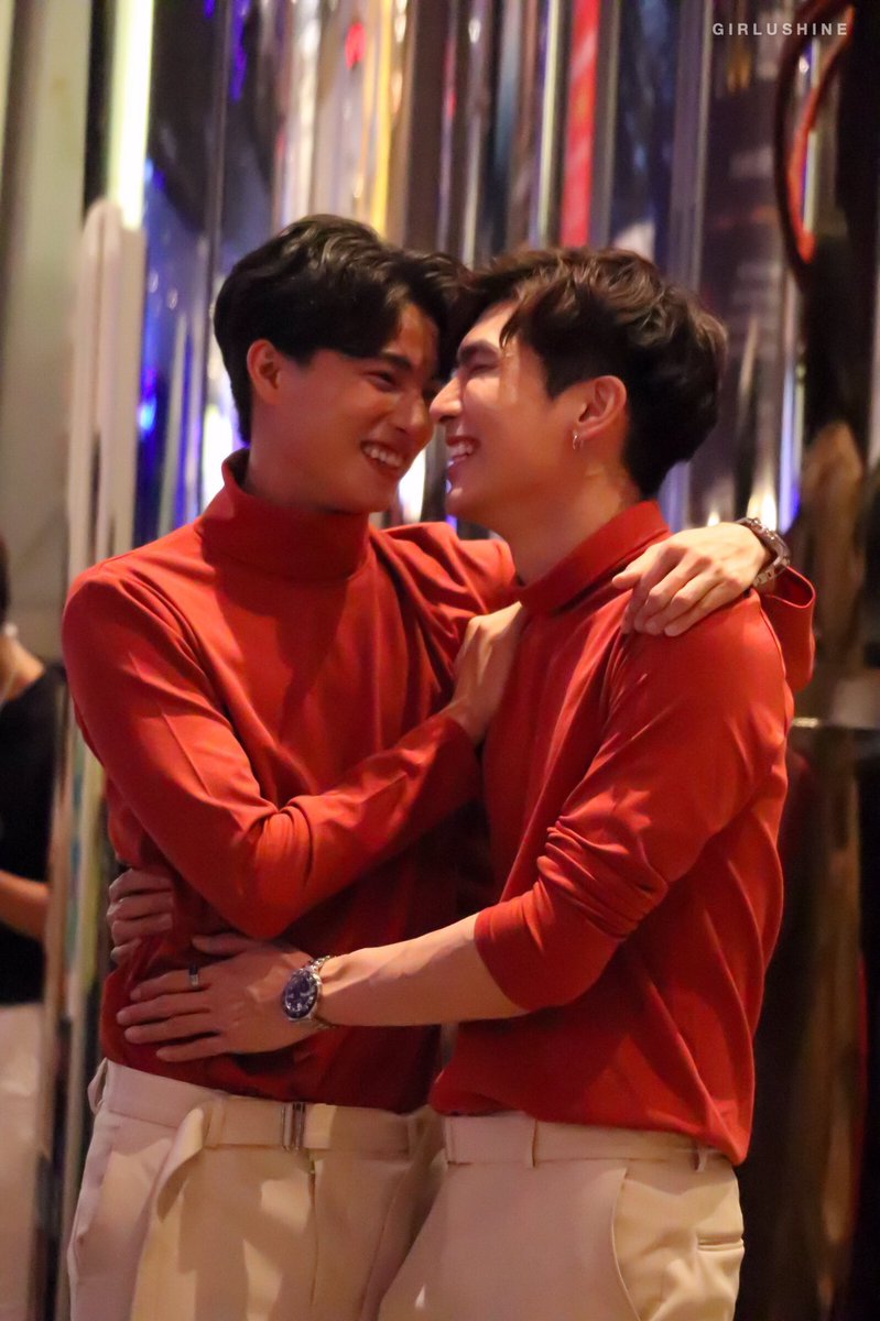 oh and how his s line??? especially whenever mew grabs his waist??? we can have a completely separate discussion on that. he knows he's got it and wants to show off <3