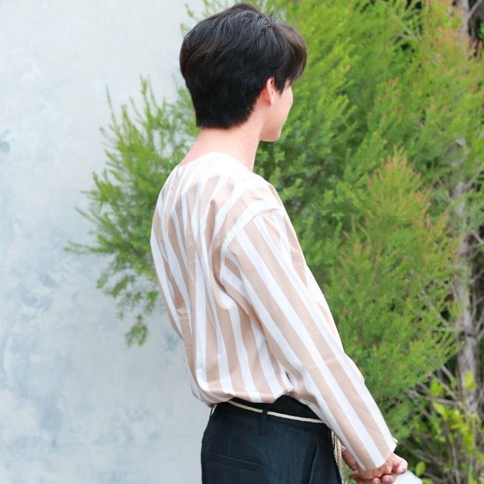 oh and how his s line??? especially whenever mew grabs his waist??? we can have a completely separate discussion on that. he knows he's got it and wants to show off <3