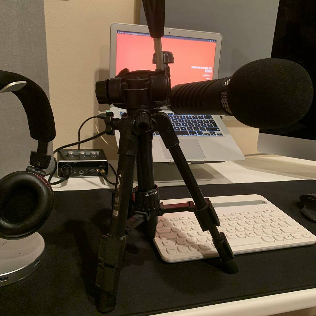 ostanasuntoja's tweet photo. Mikrofonikamerakolmijalka. Oli vähän kalliimpi mikki. Jalusta sit ens vuonna. #ostanasuntojapodcast #rodeprocaster https://t.co/2Bm1j8kuBG https://t.co/YG6TKoHk36