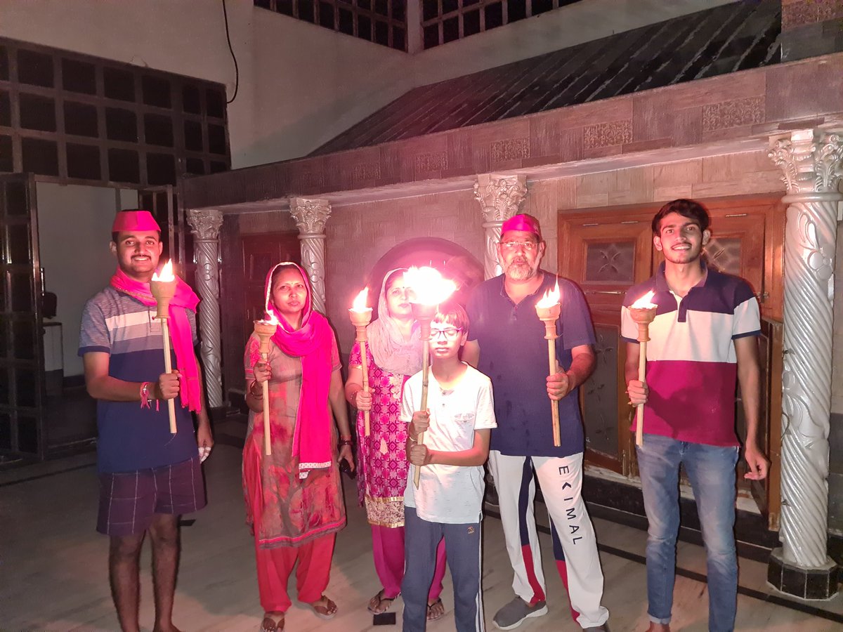 manojyadavspalg's tweet photo. हमे मिटाने का हौसला हो तो आज़मा के देखना..
क्योकि बुझता दिया नहीं मशाल हैं हम..
कागज़ पे बनी तस्वीर नहीं..
समाजवादी का गहरा लाल रंग है हम..
शोर है, कोहराम है, दहाड़ है ..
क्योकि चिलम के खिलाफ मशाल है हम..!!

#बेरोजगारी_के_खिलाफ_एक_मशाल
@yadavakhilesh 
@AjayVyathit https://t.co/8OsMCXbpR1