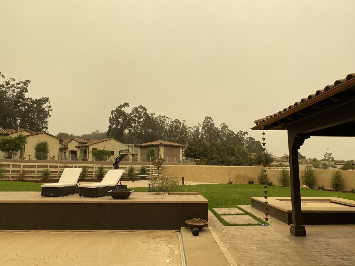 TayGraDan's tweet photo. @tvdave Mix of smoke and fog? Dark! https://t.co/8RKV7PgaG5