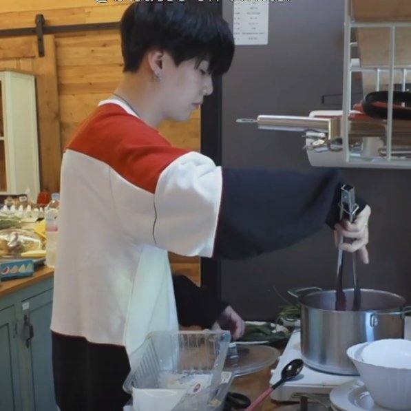 sopeboyfies's tweet photo. can someone make a sope fan art?? hobi back-hugging yoongi while cooking?? https://t.co/6IYT1N7vXF