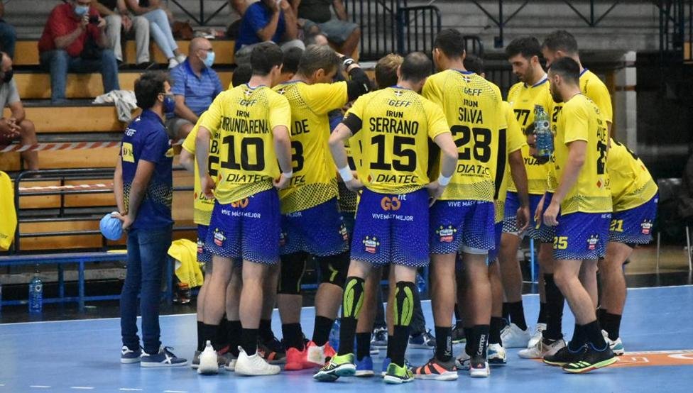 EAsobal's tweet photo. Donat Bartok,@rodrick171 ,@kauldi4 e @IkerSerrano1 sumaron 23 de los 35 goles de @CDBidasoaIrun  ante @balonmancangas https://t.co/YRInqQ9vLv