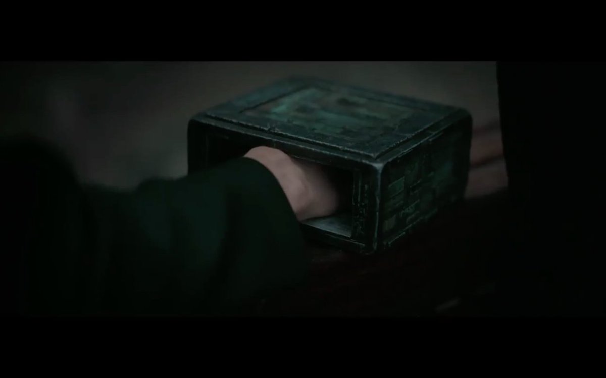 On retrouve les grands moments du livre 1 (correspondant à la première version poche). On a le test du Gom Jabbar, le départ de Caladaan, l'arrivée sur Arrakis, la rencontre avec le vers de sable, la chute d'Arrakeen, la fuite dans le désert.