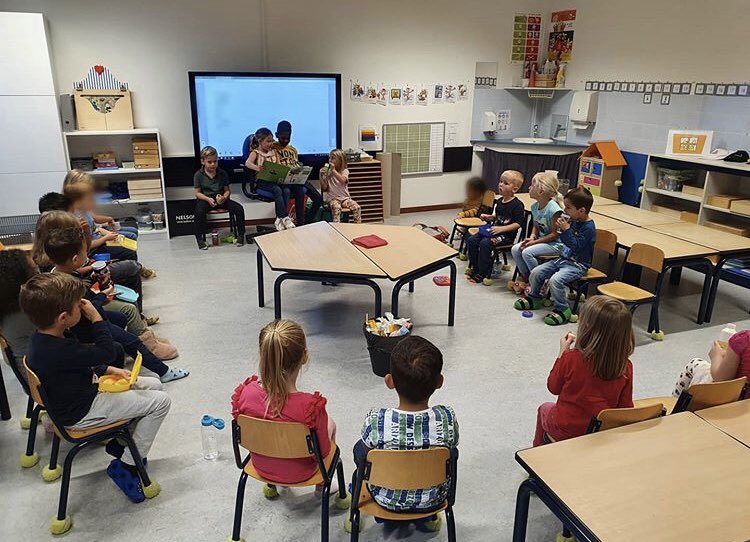 obscaleidoscoop's tweet photo. Tijdens het 10-uurtje werd groep 1/2A voorgelezen door 2 kanjers uit groep 3. Wat kunnen ze al goed lezen, super knap! #kleuters #groep3 #voorlezen #trots #samen #Caleidoscoop https://t.co/brbtbf3Yme
