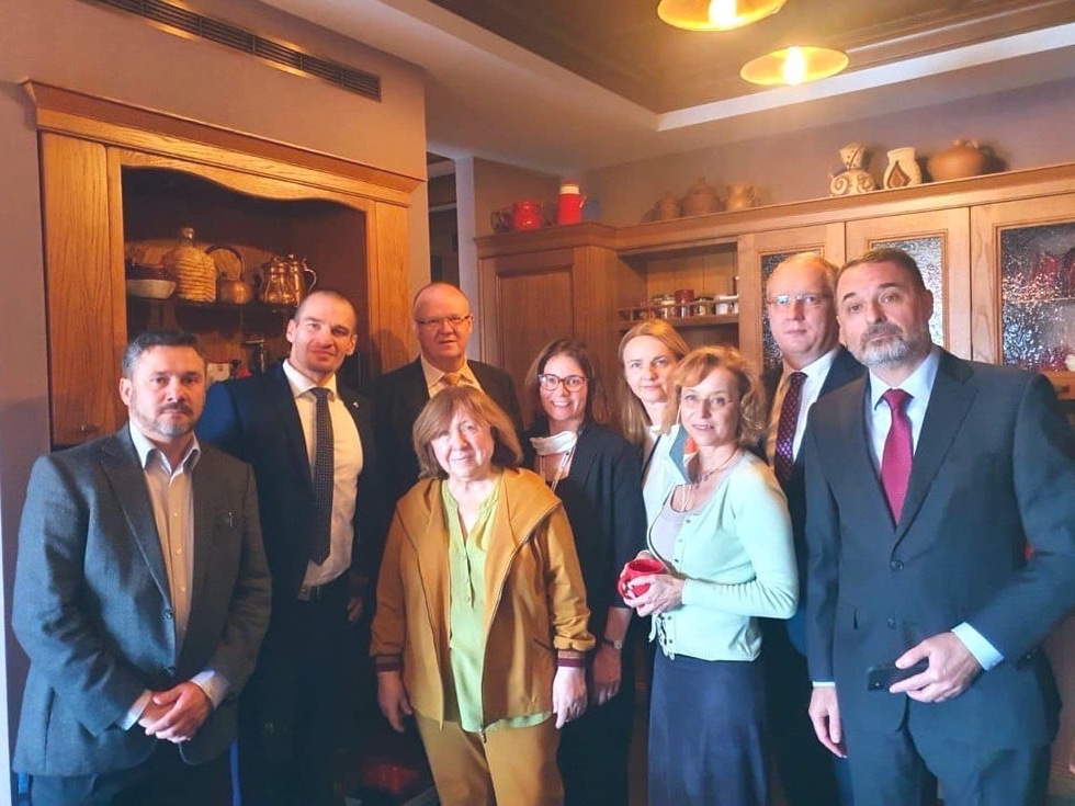 sumlenny's tweet photo. Ambassadors of Czech Republic, Germany, Lithuania, Poland, Slovakia, Sweden (I hope I have not forgotten anyone) visit Sviatlana Alexievich in her apartment today, after unidentified persons tried to break in into her apartment this morning. What a great gesture of solidarity! https://t.co/1Nv5n1yrLG