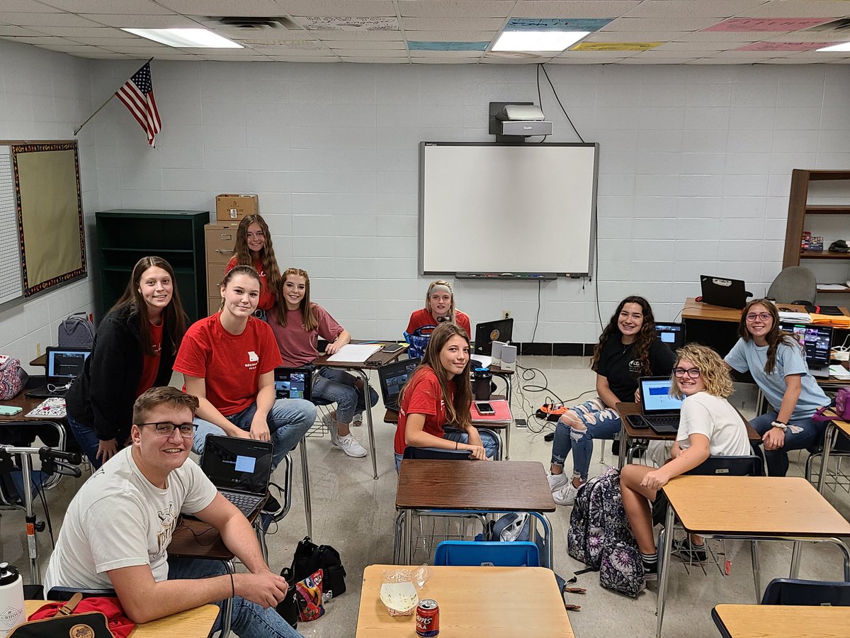 CardinalKRob's tweet photo. Cassville FCCLA "unmasking" their potential -- but only for this photo! @CassvilleFCCLA @CassvilleSchool  @MoFCCLA https://t.co/zLH9fKZTIT