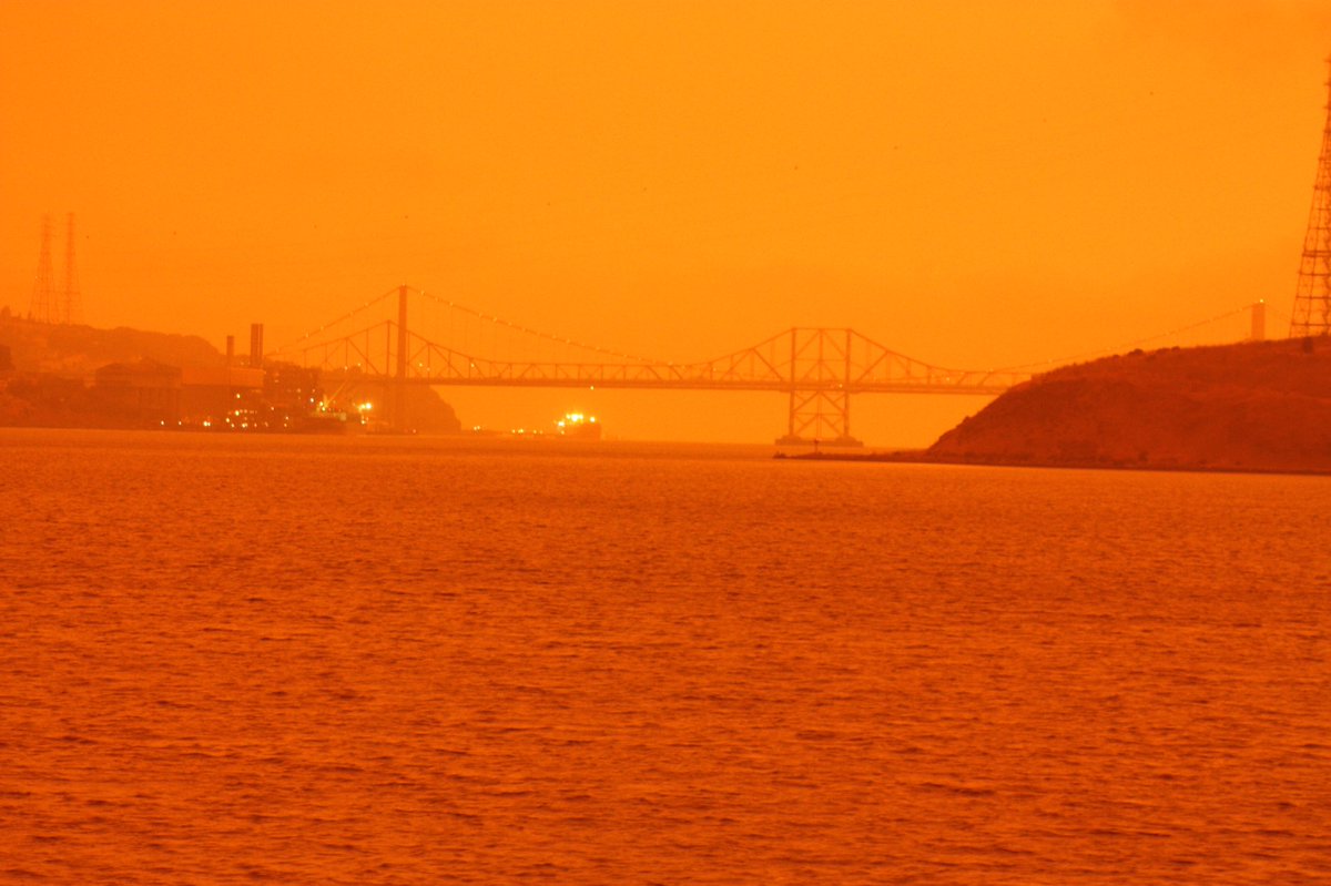 CHP_GoldenGate's tweet image. It’s after 9AM and there’s still no sign of the sun. Heavy smoke from the wildfires is creating extremely low light conditions this morning throughout the San Francisco Bay Area.  Please use your vehicle’s headlights while driving and slow down due to the decreased visibility.
