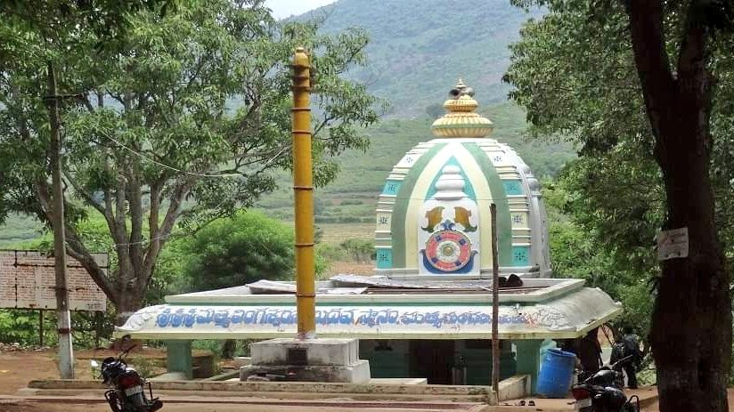 లాంఛనంగా పాడేరు యందు నిర్వహించేవారు.మత్స్య ఆకారంలో కల శిలానిర్మితమైన ఒక సింహాసనం ఇప్పటికీ ఉంది . వీరి ధ్వజములు , సంతకములు చేయడానికి ముందు మత్స్య ఆకృతి లిఖించడం ఆనవాయితీగా ఉండేది . ఈ సంస్థానములో చిన్నచిన్న ముఠాలు ఎక్కువగా ఉండి వారు ప్రజలనుండీ శిస్తులు వసూళ్లు చేసి తమ వాటా 3/n