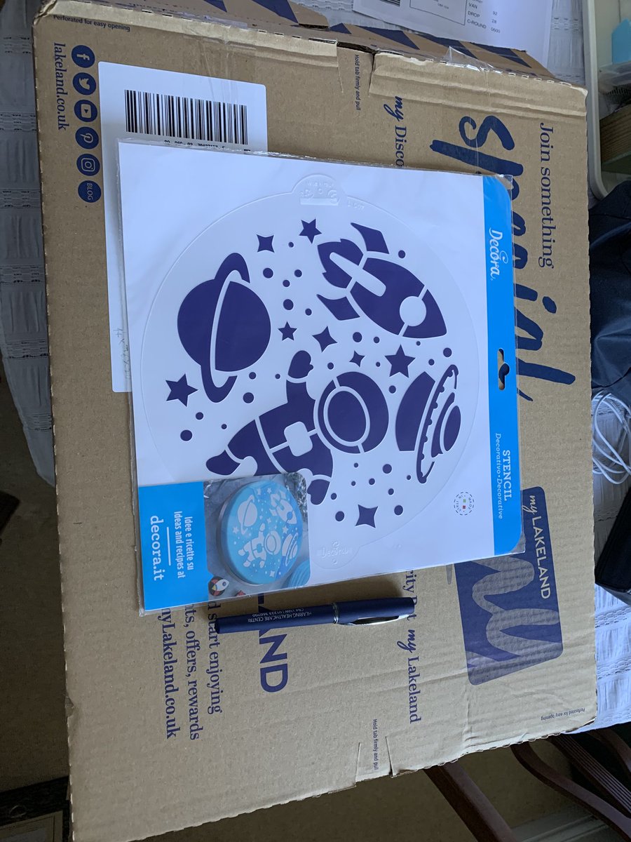 Ridiculous packaging, ⁦<a href="/LakelandUK/">Lakeland</a>⁩ ! One tiny stencil in enormous cardboard box. Please consider the planet - an envelope would have done the job!