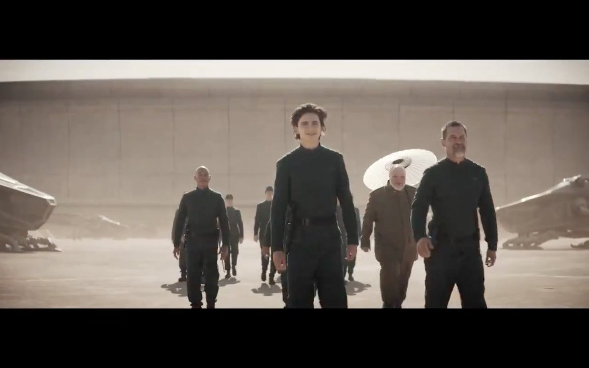 On retrouve les grands moments du livre 1 (correspondant à la première version poche). On a le test du Gom Jabbar, le départ de Caladaan, l'arrivée sur Arrakis, la rencontre avec le vers de sable, la chute d'Arrakeen, la fuite dans le désert.