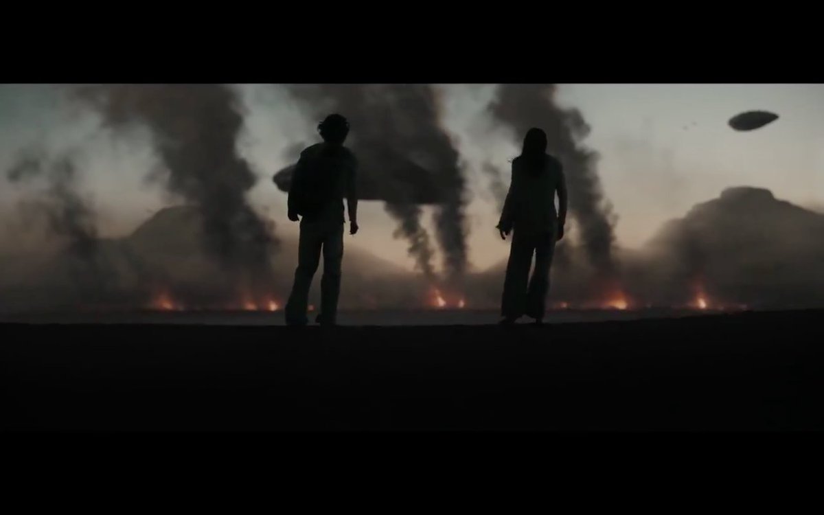 On retrouve les grands moments du livre 1 (correspondant à la première version poche). On a le test du Gom Jabbar, le départ de Caladaan, l'arrivée sur Arrakis, la rencontre avec le vers de sable, la chute d'Arrakeen, la fuite dans le désert.