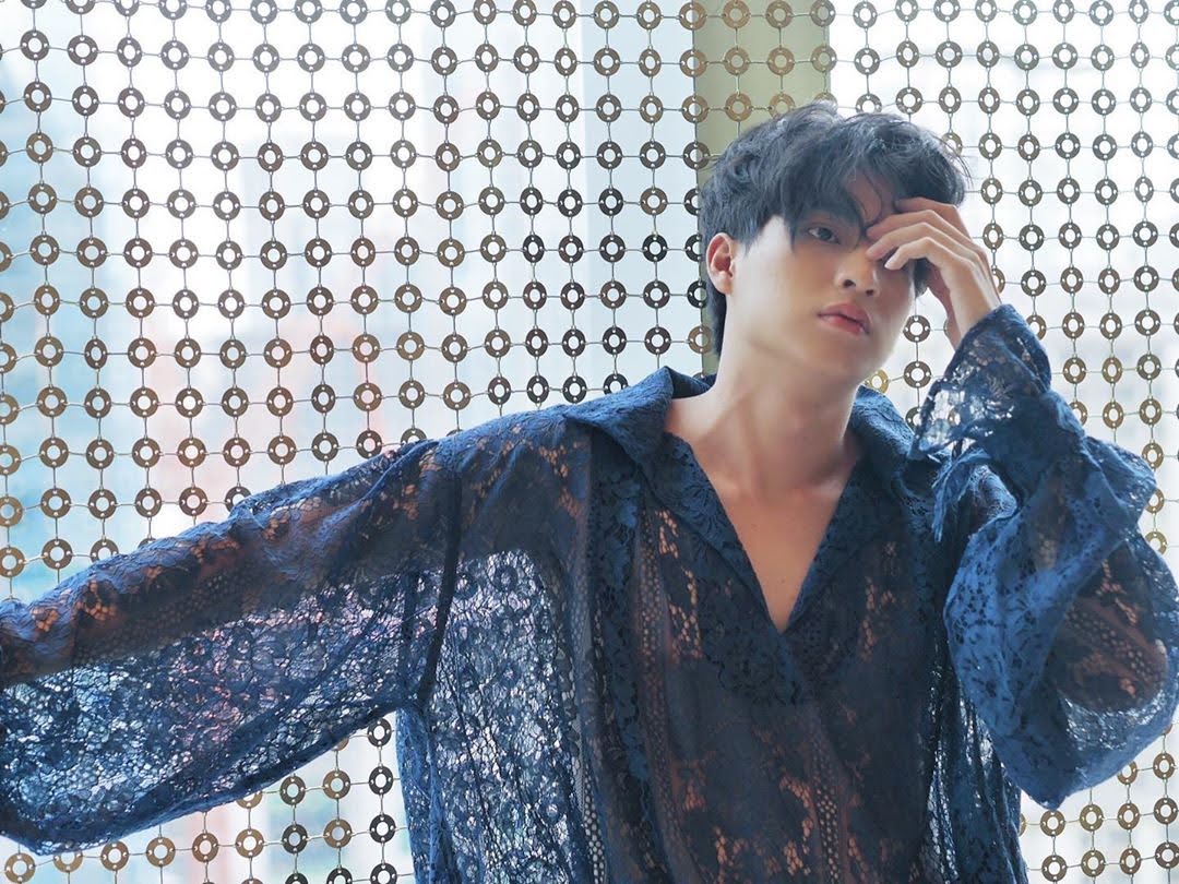 now let's talk about him in loose, clothes. first of all that first pic still always kills me because you see the outline of his petite body through the sheer fabric ;_; these clothes make him look airy, elegant, and fragile.