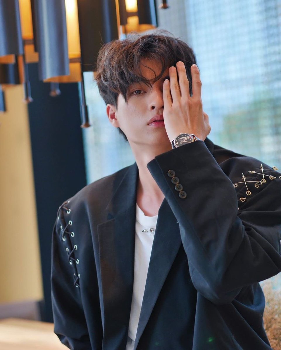 now let's talk about him in loose, clothes. first of all that first pic still always kills me because you see the outline of his petite body through the sheer fabric ;_; these clothes make him look airy, elegant, and fragile.