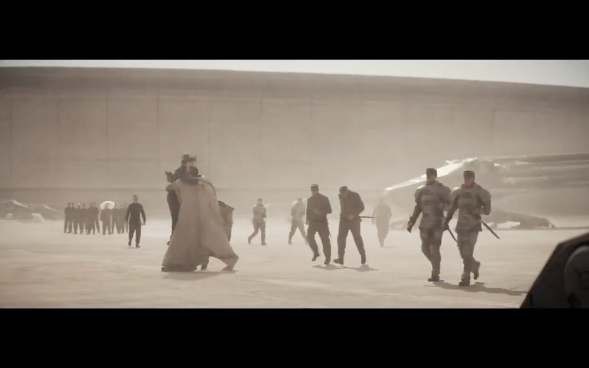 Impossible de ne pas parler de Duncan Idaho. Le personnage joué par Jason Momoa devrait avoir de belles scènes d'actions ! On aperçoit d'ailleurs le fameux combat dans l'avant poste contre les Sardaukars. Le film semble accentuer son coté bretteur mais aussi son amitié avec Paul.