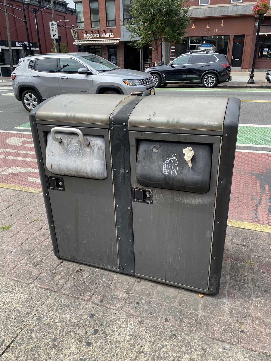  @CityofHoboken can you at least send someone to fix this can at 3rd & Washington? It’s been weeks, kind of ridiculous