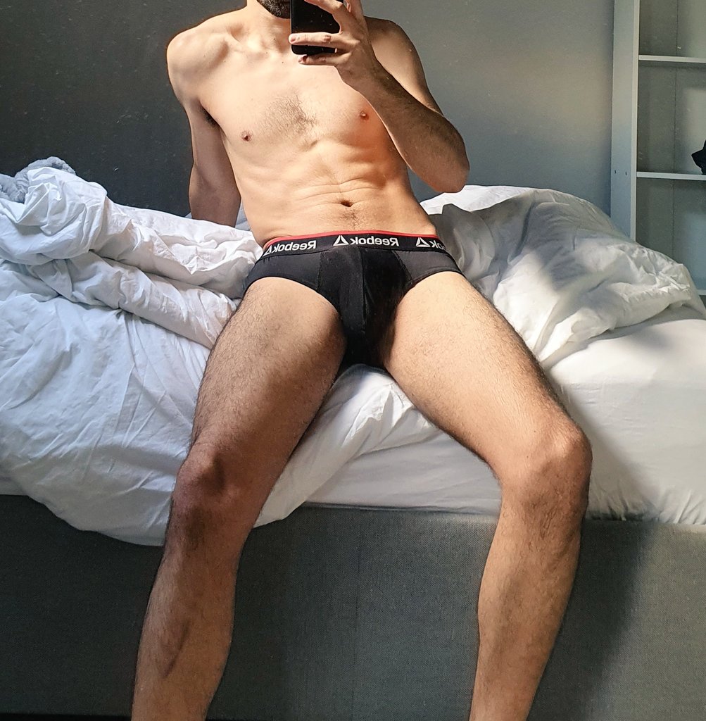 NoaStar6's tweet photo. After work shower #ukgay #ukboys #francegay #feetlovers #daddy #gayfeet #muscleboy #boys #cuteboys #boxer https://t.co/J0Q7y2KyYs