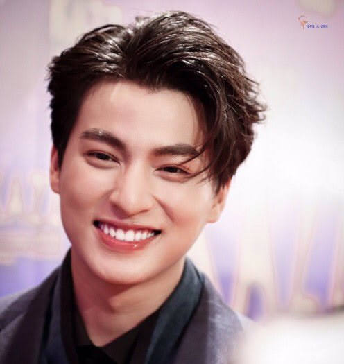 special mention to the kazz awards bc he looked stunning  look at how handsome he looks but you still can't help call him pretty. its cause of his eyes and his heart shaped smile. theres a hardness when his face is resting, but when he smiles his features soften and he blooms