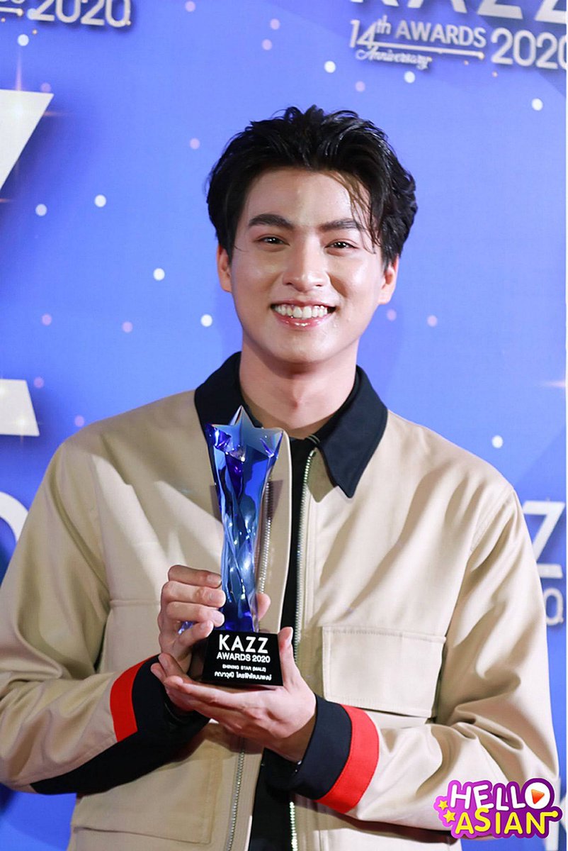 special mention to the kazz awards bc he looked stunning  look at how handsome he looks but you still can't help call him pretty. its cause of his eyes and his heart shaped smile. theres a hardness when his face is resting, but when he smiles his features soften and he blooms