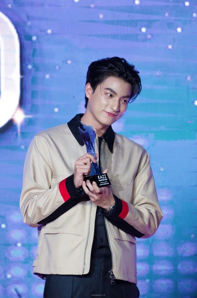 special mention to the kazz awards bc he looked stunning  look at how handsome he looks but you still can't help call him pretty. its cause of his eyes and his heart shaped smile. theres a hardness when his face is resting, but when he smiles his features soften and he blooms