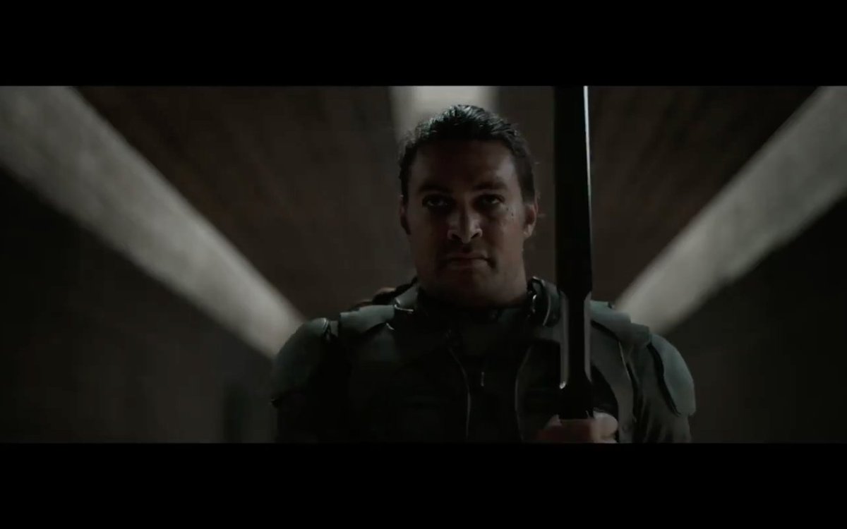 Impossible de ne pas parler de Duncan Idaho. Le personnage joué par Jason Momoa devrait avoir de belles scènes d'actions ! On aperçoit d'ailleurs le fameux combat dans l'avant poste contre les Sardaukars. Le film semble accentuer son coté bretteur mais aussi son amitié avec Paul.