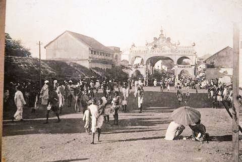 ఒకరికి భూపతి అని బిరుదుతొ నియమించినట్లు ఇంకొక కధనము ఉంది. వీరు జయపురము వారి సమీప జ్ఞాతులనుట సంభంధభాందవ్యముల వలన సంశయము లేదు.వీరి పూర్వలు జయపుర రాజులకు నెమలిపింఛము పట్టేవారు.వీరి మూలపురుషుడు చోళభూపతిదేవు (721-771)కీశ (771-1700)వరకూ ఇరువదిఒక్కరు ఈ మాడుగుల సంస్థానము పాలించారు.5/n