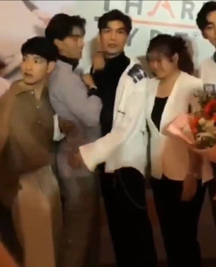 SORRY BUT I GOTTA GET BACK TO THE BACK ARCH SUBJECT FOR A SECOND DO YOU SEE???? HOW HE'S LEANING ON MEW'S HAND???? WHILE HOLDING ONTO HIM?????? GOD ITS DRIVING ME INSANE