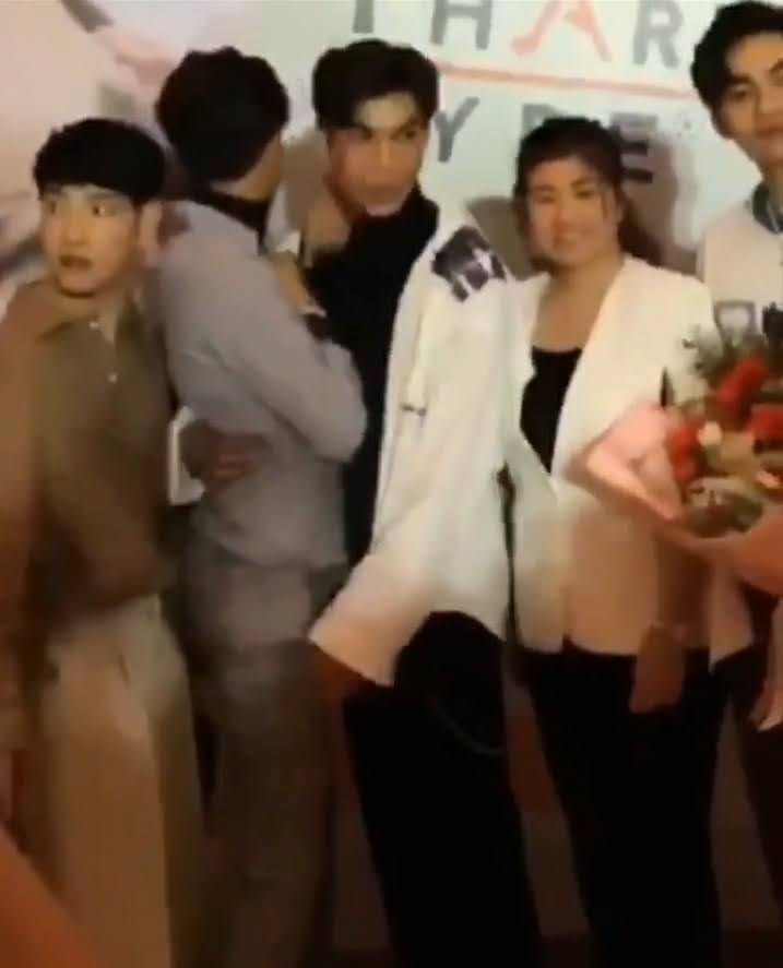 SORRY BUT I GOTTA GET BACK TO THE BACK ARCH SUBJECT FOR A SECOND DO YOU SEE???? HOW HE'S LEANING ON MEW'S HAND???? WHILE HOLDING ONTO HIM?????? GOD ITS DRIVING ME INSANE