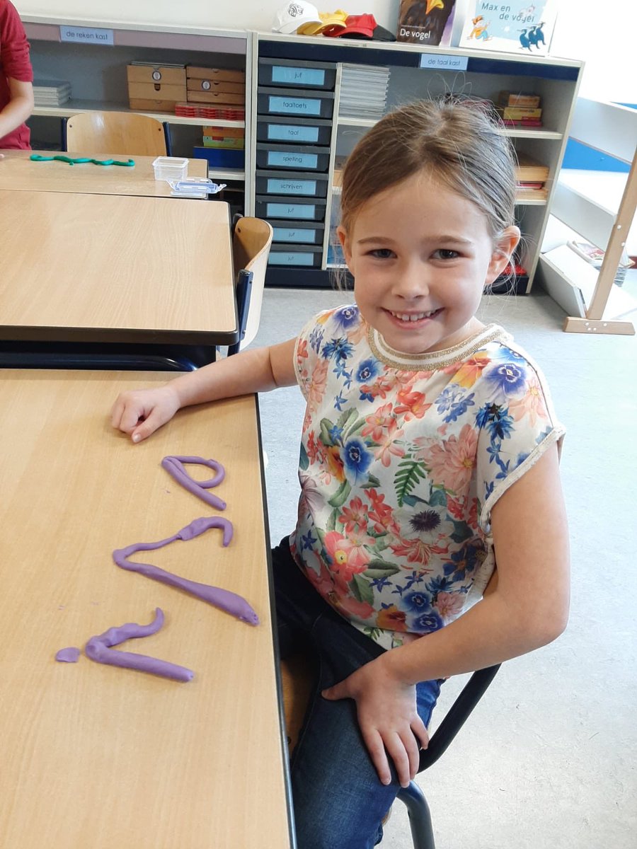 obscaleidoscoop's tweet photo. Groep 3 is druk bezig met letters en lezen. Ze hebben een taalcircuit in de klas gedaan en een leescircuit buiten. #lezenisleuk #samenwerken #bewegen https://t.co/kxa8WThfws