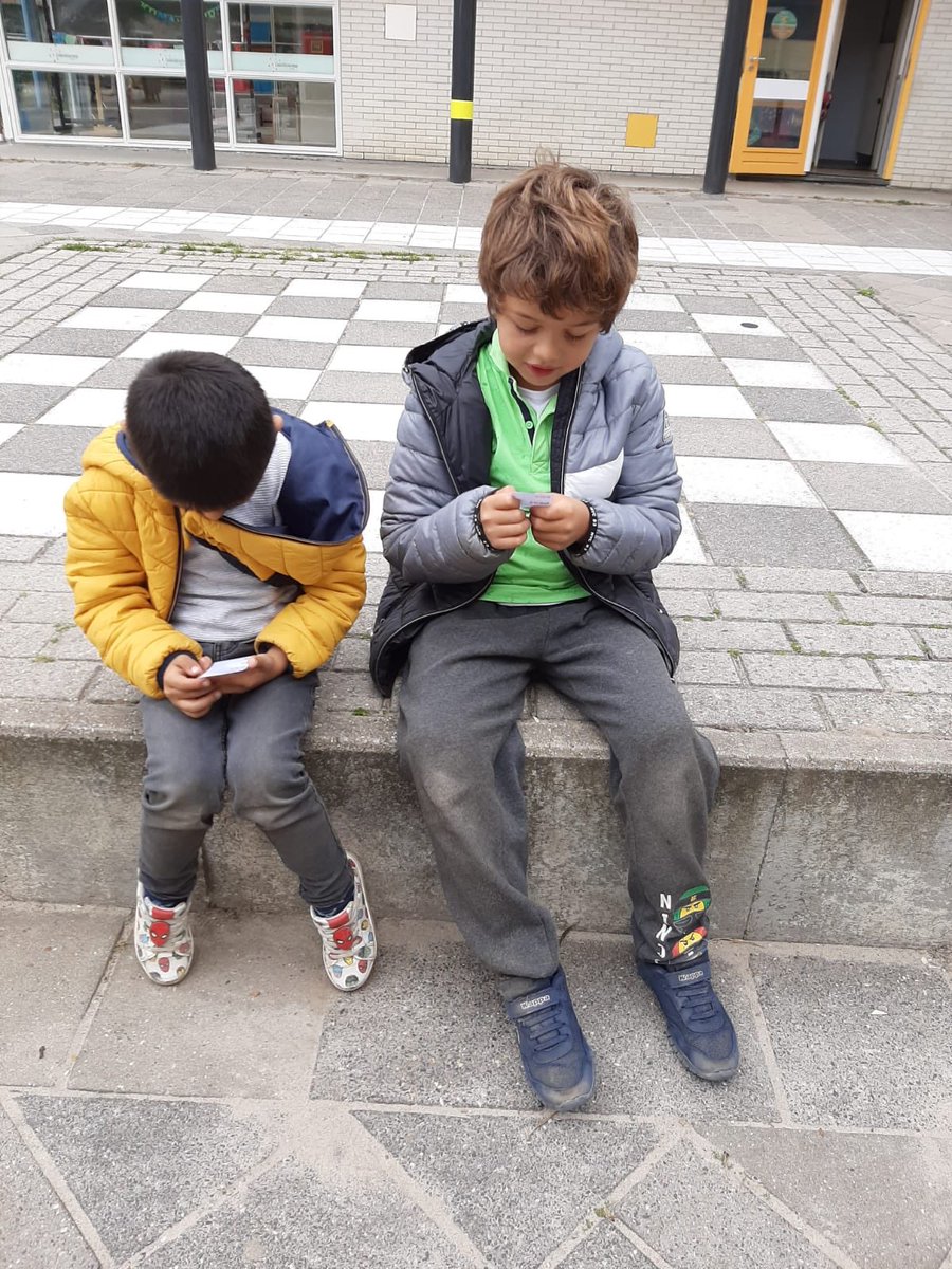 obscaleidoscoop's tweet photo. Groep 3 is druk bezig met letters en lezen. Ze hebben een taalcircuit in de klas gedaan en een leescircuit buiten. #lezenisleuk #samenwerken #bewegen https://t.co/kxa8WThfws