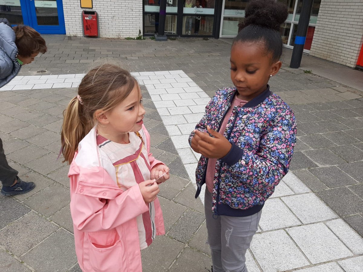 obscaleidoscoop's tweet photo. Groep 3 is druk bezig met letters en lezen. Ze hebben een taalcircuit in de klas gedaan en een leescircuit buiten. #lezenisleuk #samenwerken #bewegen https://t.co/kxa8WThfws