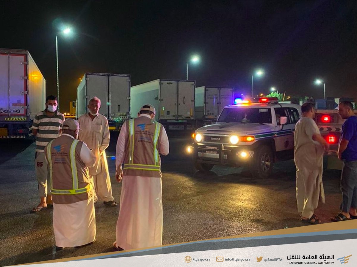 Saudi_TGA's tweet photo. ضبط ورصد للشاحنات الأجنبية المخالفة والتي تمارس نشاط نقل البضائع بين المدن، وتواجد ميداني للحملة الرقابية المشتركة التي تنفذها @Saudi_TGA وبالتعاون مع @SA_HWY_SECURITY  في أحد المواقع المستهدفة في #المنطقة_الشرقية. https://t.co/YUGr8KPAXX