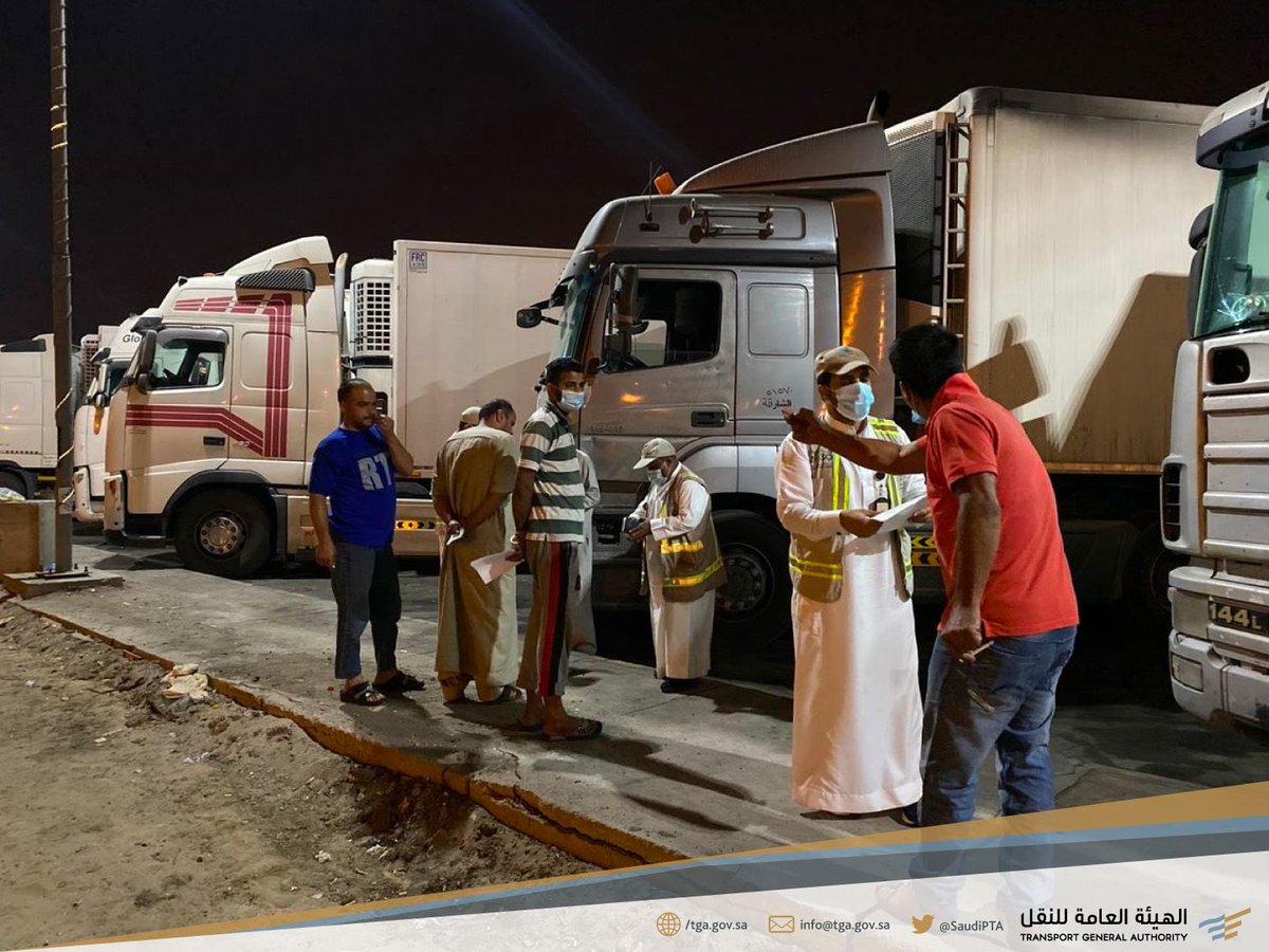 Saudi_TGA's tweet photo. ضبط ورصد للشاحنات الأجنبية المخالفة والتي تمارس نشاط نقل البضائع بين المدن، وتواجد ميداني للحملة الرقابية المشتركة التي تنفذها @Saudi_TGA وبالتعاون مع @SA_HWY_SECURITY  في أحد المواقع المستهدفة في #المنطقة_الشرقية. https://t.co/YUGr8KPAXX
